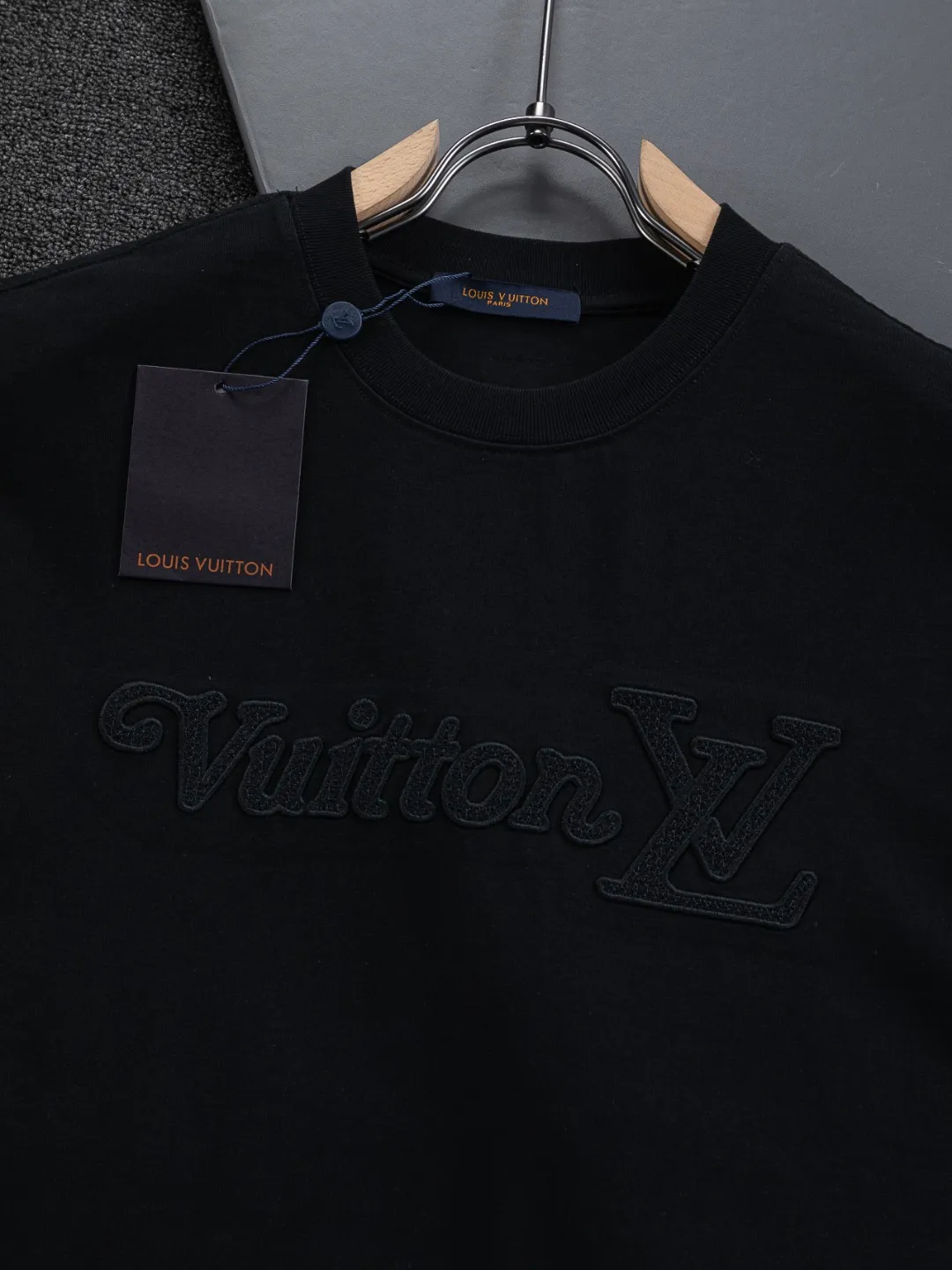🅿️220 Louis Vuitton 1V LV slightly wide version S-XL LV 26ss new product counters are on the shelves at the same time. Multiple craftsmanship. Three-dimensional water-soluble cotton letters on the chest🪡 embroidery + water-soluble cotton large letters logo on the back🪡 embroidery. Round neck short-sleeved T-shirt, same style for men and women! Consigned to one-to-one creation. Synchronized with the official website, pure cotton fabrics at the counter! It is close to the skin and comfortable, durable and easy to wear. It has a classic and simple logo design and meticulous original craftsmanship. Short-sleeves, a must-have item for men, do not appear to be the same for the general public, but must be unique and eye-catching. This LV short-sleeve is all about quality, comfort, the same shape and fashion as always, including fabrics and cutting techniques. All of them have been made with great effort! 320 grams of washed pure cotton fabric, pure cotton is breathable, very refreshing and comfortable for daily wear. The rib knitting on the neckline is smooth and tight, and the neckline will not be skewed if you toss it at will. The loose version, you will find that it looks really good on the upper body. The overall is minimalist and neat, super versatile for daily use! Pair it casually with a pair of pants for a youthful look. A T-shirt will make your outfit crazy. It is a fashionable item that can never go wrong! Color: Black White Size: S-XL Size chart: S: Shoulder width 50-Bust 56-Length 70 M: Shoulder width 52-Bust 57-Length 72 L: Shoulder width 54-Bust 59-Length 74 XL: Shoulder width 56-Bust 62-Length 76